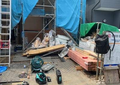 【玄関】 | 淵野辺本町新築戸建 | 玄関ポーチにおいて最も重視すべきと言っても良いのが広さです。適切な広さの玄関ポーチでないと外見的なバランスは崩れてしまいますし、何より使いにくくなってしまいますので、現地で実際に下見をしてみましょう！