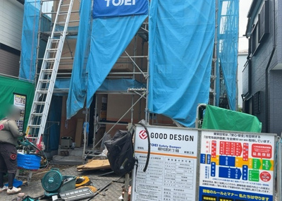 【前面道路含む現地写真】 | 淵野辺本町新築戸建 | 住宅用の土地では前面道路に2m以上接していなければならないと法律で定められています。しかし、お持ちの車のサイズやライフスタイルなどにより、2mでは利便が悪い場合もございますので、事前に確認しましょう。