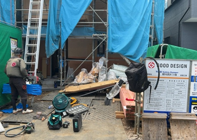 【前面道路含む現地写真】 | 淵野辺本町新築戸建 | お持ちの車種によっては前面道路が広い方が便利でしょう。しかし、前面道路が広ければその分交通量が多くなるため、騒音などが気になる場合があります。実際に現地を見学し、周辺交通量や騒音などを確認しましょう！