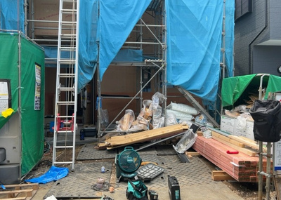 【駐車場】 | 淵野辺本町新築戸建 | 駐車場と明記されていても、最小スペースでつくられた駐車場だと大型車は駐車できなかったり、出入りしにくくなったりする可能性があります。お車のサイズと購入したい物件の駐車場のサイズを現地で確認しましょう。
