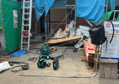 【玄関】 | 淵野辺本町新築戸建 | 玄関は家の顔でもあり、家族以外の目にも止まる場所です。玄関は外との間を仕切る扉、靴などをしまっておく収納スペース、靴脱ぎのたたきスペース、来客とのやり取りをするドアホンなど複数のアイテムからなります。