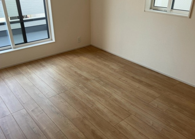 【洋室】 | 陽光台新築戸建 | 洋室のメリットは重い家具が置きやすく、身の回りが整理しやすいことです。 床がフローリングのため畳とは異なり凹みにくいです。 クローゼットなど収納が豊富で、普段使わない旅行カバンや服の整頓も簡単にです。