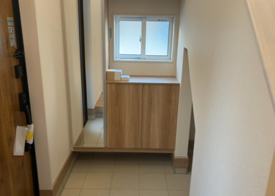 【玄関】 | 陽光台新築戸建 | 玄関は家の顔でもあり、家族以外の目にも止まる場所です。玄関は外との間を仕切る扉、靴などをしまっておく収納スペース、靴脱ぎのたたきスペース、来客とのやり取りをするドアホンなど複数のアイテムからなります。