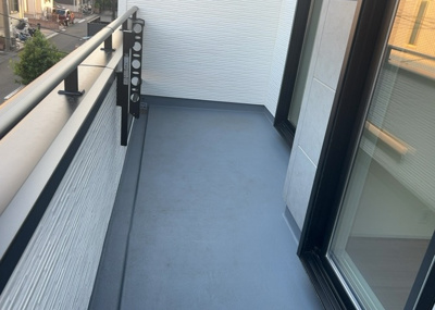 【バルコニー】 | 陽光台新築戸建 | バルコニーは、室外の専用スペースのうち、「屋根がなく開放された空間」であるものを指します。ベランダより広いタイプのものが多く、日当たりもよいため家庭菜園などを楽しみたい人にとって適した環境となります。