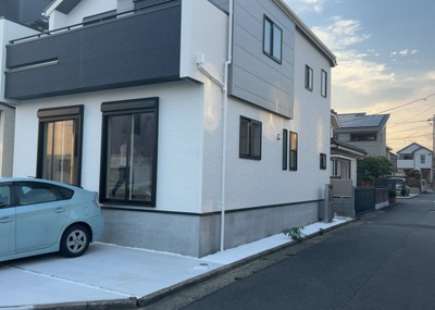 【前面道路含む現地写真】 | 陽光台新築戸建 | 住宅用の土地では前面道路に2m以上接していなければならないと法律で定められています。しかし、お持ちの車のサイズやライフスタイルなどにより、2mでは利便が悪い場合もございますので、事前に確認しましょう。