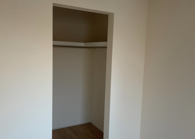 【収納】 | 陽光台新築戸建 | ウォークインクローゼットがあれば、クローゼット内でコーディネートが完成できますし、季節の変わり目に行う衣替えの手間も省けます。また、スーツケースなど大きいものもしまうことができ使い勝手がよいです。