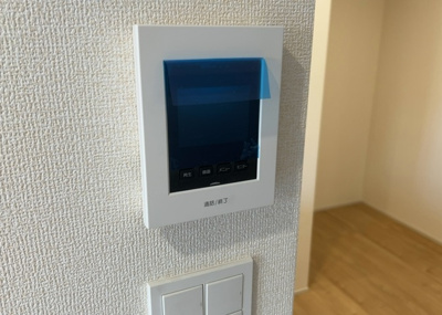 【セキュリティ】 | 陽光台新築戸建 | モニターで来訪者を確認して、目的が分からない場合はインターホンを通じて室内から会話することができます。怪しいと感じた場合はインターホン越しにお帰りいただくことができるので、直接会うことがなく安全です。
