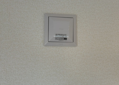 【冷暖房・空調設備】 | 陽光台新築戸建 | 1日中建物内の換気が行われるように設計された仕組みです。気密性の高い住宅は、家に籠った空気でシックハウス症候群になる可能性がありますが、24時間換気システムであれば計画的な換気で対策が可能です。