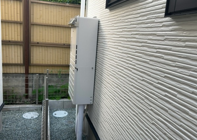 【発電・温水設備】 | 陽光台新築戸建 | 省エネ給湯器とは従来型の給湯器より熱効率が高く、少ない燃料でたくさんのお湯を沸かすことが出来る高効率な給湯器のことを指します。また、省エネ給湯器には種類があり、利便性や効果なども様々です。