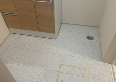 【脱衣所】 | 陽光台新築戸建 | 多くの戸建て住宅で見かける洗面脱衣所は、洗面台と洗濯機が2畳ほどのスペースに並べられていて、洗面所が脱衣所を兼ね備えている間取りが一般的です。お客様が利用することもある、パブリックな空間でもあります。