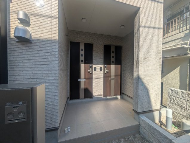 神戸市灘区灘北通４丁目のアパートのエントランス