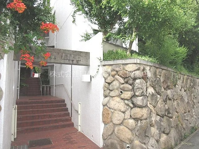 神戸市東灘区西岡本５丁目の賃貸マンションのエントランス
