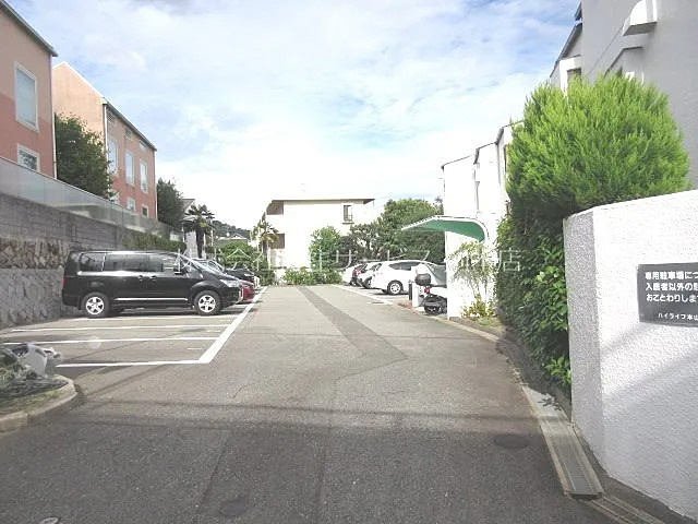 神戸市東灘区西岡本５丁目の賃貸マンションの駐車場