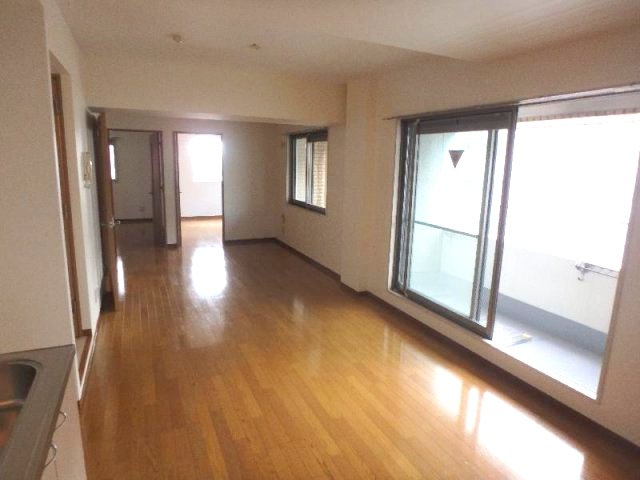 神戸市灘区永手町５丁目の賃貸マンションの居間・リビング