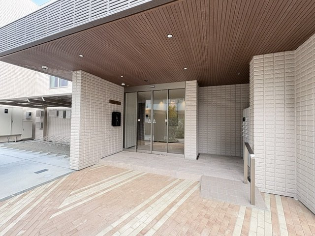 領家プライムコートⅡのエントランス