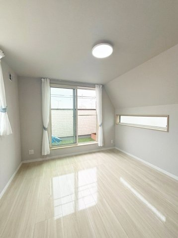 自由が丘3丁目戸建の居間・リビング|3階洋室。家具や小物を消す等のAI生成を含むため、実際とは異なる場合があります