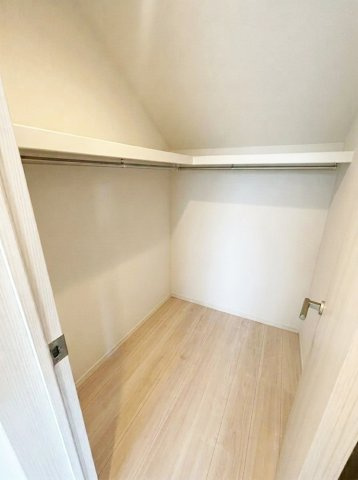 自由が丘3丁目戸建の収納|3階WIC。家具や小物を消す等のAI生成を含むため、実際とは異なる場合があります