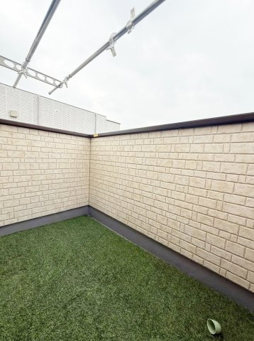 自由が丘3丁目戸建のバルコニー|家具や小物を消す等のAI生成を含むため、実際とは異なる場合があります