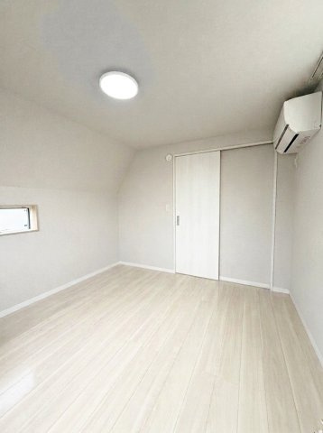 自由が丘3丁目戸建の居間・リビング|3階洋室。家具や小物を消す等のAI生成を含むため、実際とは異なる場合があります