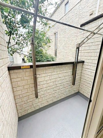 自由が丘3丁目戸建のバルコニー|家具や小物を消す等のAI生成を含むため、実際とは異なる場合があります
