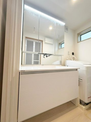 自由が丘3丁目戸建の洗面所|家具や小物を消す等のAI生成を含むため、実際とは異なる場合があります