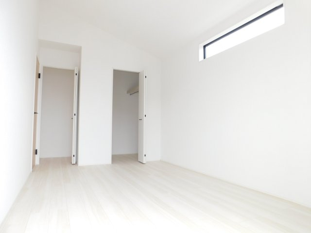 清須市中河原の新築一戸建の洋室|◇洋室◇　　明るい洋室７．０帖　ウォークインクローゼット完備！　収納２ヶ所完備！　バルコニー付き♪　