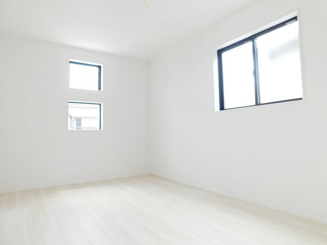 清須市中河原の新築一戸建の洋室|◇洋室◇　　明るい洋室６．７５帖　全居室収納完備！