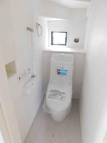 清須市中河原の新築一戸建のトイレ|◇トイレ◇　　１・２階シャワートイレ　節水タイプ　リモコンパネル付き　便利な収納完備