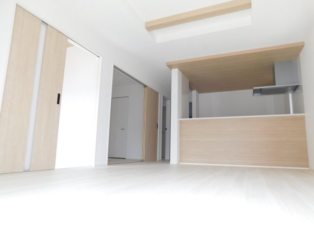 清須市中河原の新築一戸建の居間・リビング|◇リビング◇　　明るいリビング１５．０帖　会話が弾む対面キッチン♪