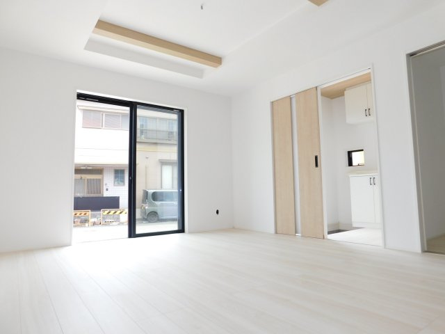 清須市中河原の新築一戸建の居間・リビング|◇リビング◇　　明るいリビング１５．０帖　子育てに嬉しい３．０帖の洋室付き♪