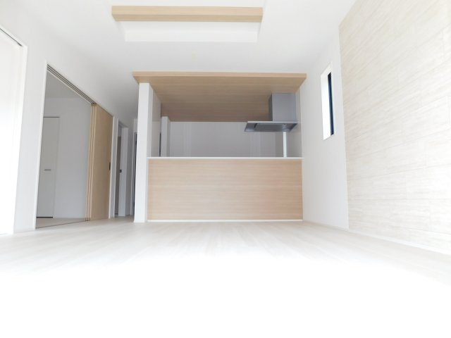 清須市中河原の新築一戸建の居間・リビング|◇リビング◇　　明るいリビング１５．０帖　折下天井のおしゃれなキッチン♪