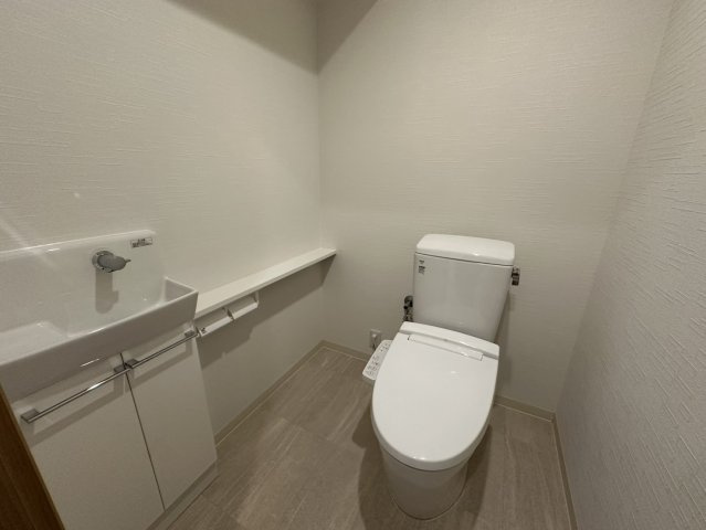 ロイヤル・フェルティ豊中緑丘のトイレ|トイレに収納スペースもあり、隠す収納ができます。スマホを置いたり手すりにも使える棚が便利です。