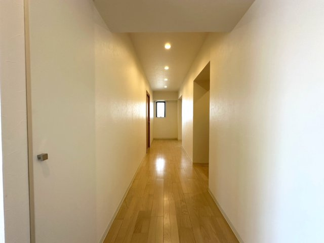 ロイヤル・フェルティ豊中緑丘のその他|広々とした廊下。キッチンやリビングに荷物を運び入れがスムーズです。