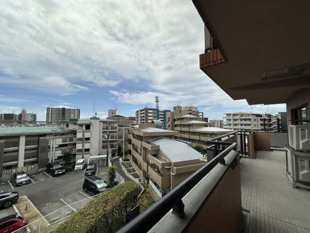 ロイヤル・フェルティ豊中緑丘の展望|目線より高い建物もなくちゃんと空が抜けて見えます。
