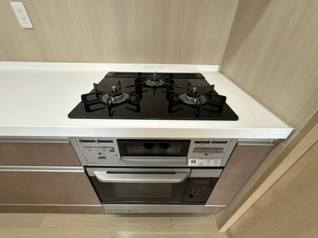 ロイヤル・フェルティ豊中緑丘のキッチン|3口コンロ、グリルにオーブン付き。調理の幅が広がりますし、同時進行できる分時間効率がいいです。
