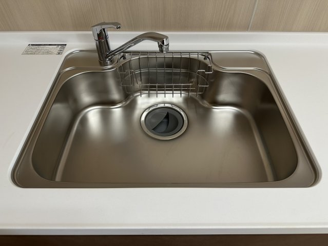 ロイヤル・フェルティ豊中緑丘のキッチン|シンクも新調していますのできれいな状態からご利用いただけます。