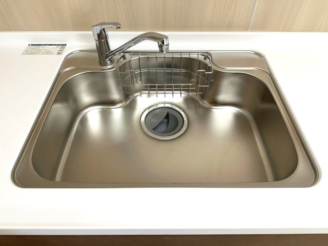 ロイヤル・フェルティ豊中緑丘のキッチン|シンクも新調していますのできれいな状態からご利用いただけます。