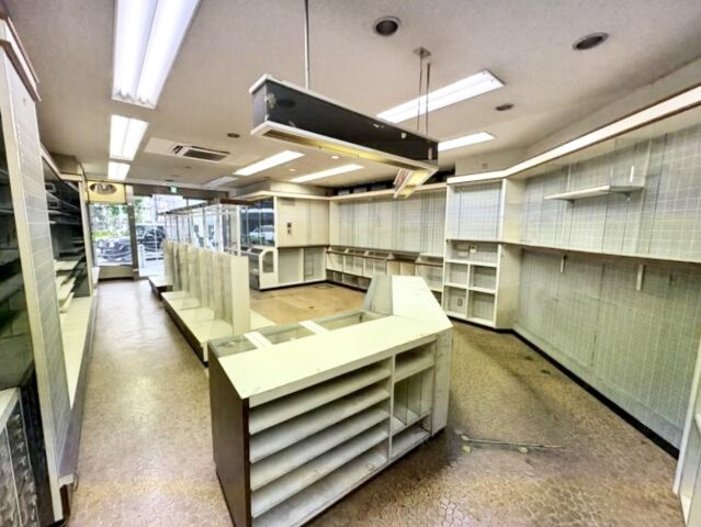 関根ビルの内装|内部の棚は撤去予定