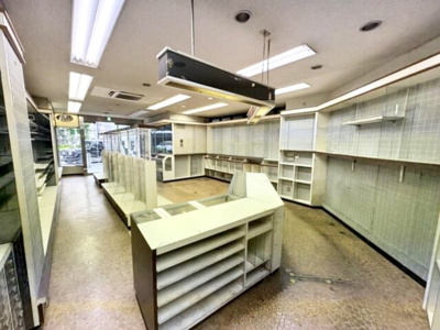 【内装】 | 関根ビル | 内部の棚は撤去予定
