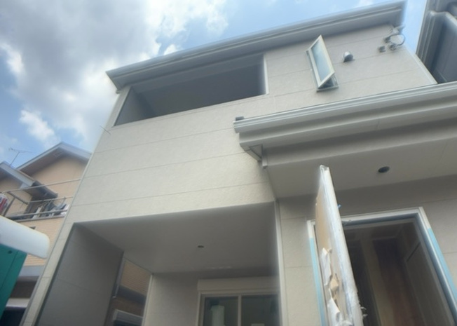 【バルコニー】 | 横山台新築戸建 | バルコニーは、室外の専用スペースのうち、「屋根がなく開放された空間」であるものを指します。ベランダより広いタイプのものが多く、日当たりもよいため家庭菜園などを楽しみたい人にとって適した環境となります。