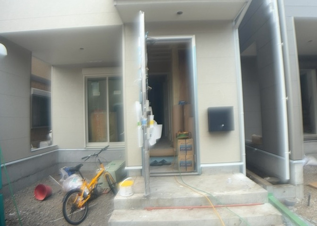 【玄関】 | 横山台新築戸建 | 玄関は家の顔でもあり、家族以外の目にも止まる場所です。玄関は外との間を仕切る扉、靴などをしまっておく収納スペース、靴脱ぎのたたきスペース、来客とのやり取りをするドアホンなど複数のアイテムからなります。