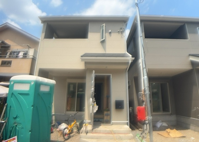 【構造・工法・仕様】 | 横山台新築戸建 | 木造住宅とは土台、壁、柱など建築物の強度を支える構造体の材に木が使用されている構造を指します。構造体は建物の自重を支えるだけではなく風圧や水圧、積裁荷重などあらゆる衝撃に耐えるための基礎です。