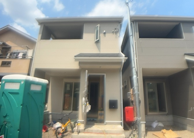 【外観】 | 横山台新築戸建 | 現地に行くなら、物件の周囲の地形がどうなっているかを見ることも大切です。周辺より低くなっている土地では、大雨などで水が集まりやすいため、地盤が弱くなっているということも考えられるため、注意が必要です。