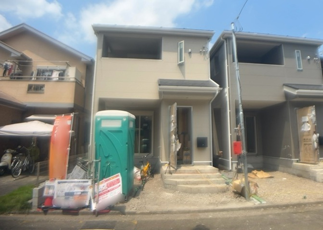【前面道路含む現地写真】 | 横山台新築戸建 | 道幅が狭い場所は比較的土地の値段が低いことが多く、また交通量が少ないため騒音が少なく静かな環境で過ごせます。また、小さいお子様がいるご家庭も安心です。一方で車の駐車が難しいというデメリットもあります。