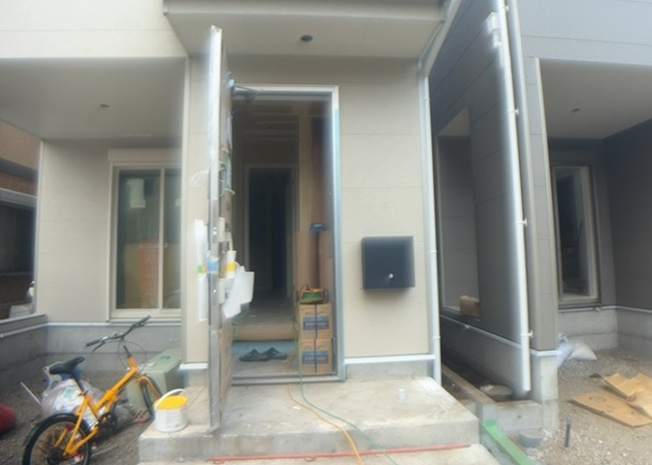 【設備】 | 横山台新築戸建 | 敷地内には、散水栓や立水栓があります。水道水を直接利用できるため、水を運ぶ手間を省くことが出来ます。大量の水を必要とする洗車作業や清掃などに役立ちます。その他設備とあわせて、現地でご確認ください。