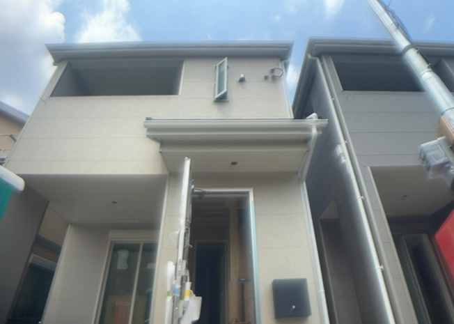 【内装】 | 横山台新築戸建 | 建物建築の外壁の主流となっているサイディング仕様は、板を外壁に貼り合わせる施工方法です。金属系・木質系・窯業系があり、断熱性や耐用性などが異なります。外壁の色やデザインなど詳細は現地でご確認ください。