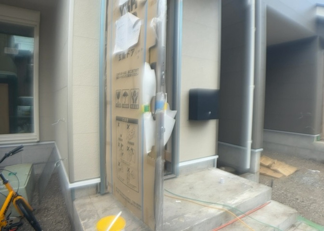 【玄関】 | 横山台新築戸建 | 玄関は、狭すぎると複数人で使いにくく、広すぎても無駄な空間になりがちです。最低2畳を目安にして、家の広さとの兼ね合いや家族の人数を考慮して決めるとよいでしょう。現地を見学して快適な玄関を選びましょう！