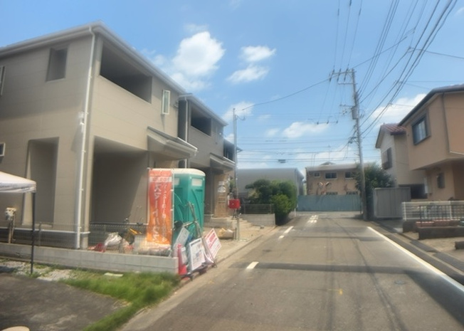【前面道路含む現地写真】 | 横山台新築戸建 | 住宅用の土地では前面道路に2m以上接していなければならないと法律で定められています。しかし、お持ちの車のサイズやライフスタイルなどにより、2mでは利便が悪い場合もございますので、事前に確認しましょう。