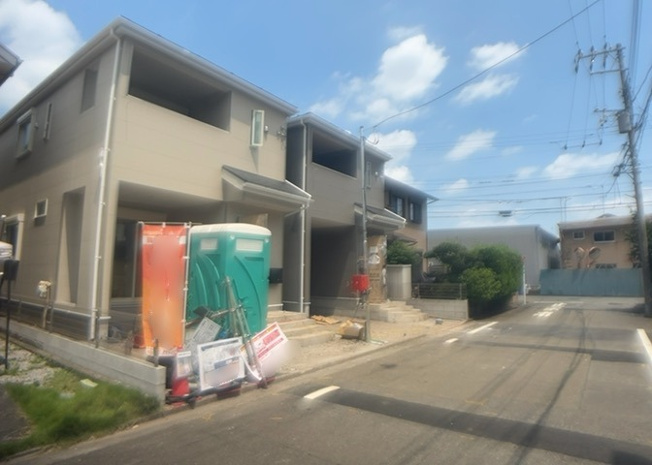 【前面道路含む現地写真】 | 横山台新築戸建 | お持ちの車種によっては前面道路が広い方が便利でしょう。しかし、前面道路が広ければその分交通量が多くなるため、騒音などが気になる場合があります。実際に現地を見学し、周辺交通量や騒音などを確認しましょう！