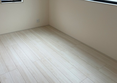 【洋室】 | 宮下本町新築戸建 | 洋室のメリットは重い家具が置きやすく、身の回りが整理しやすいことです。 床がフローリングのため畳とは異なり凹みにくいです。 クローゼットなど収納が豊富で、普段使わない旅行カバンや服の整頓も簡単にです。